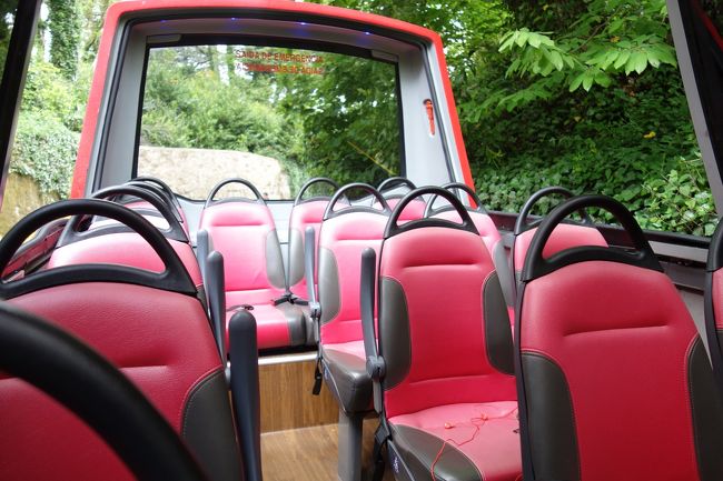 さて、ムーアの城跡のバス乗り場からペーナ宮へのバスを待ちます。<br />この待ち時間があなどれない。かなり時間をロスします。<br />しかし自力で坂を上っていく気力も体力もない。<br />ムーア宮で見かけた日本人女子２人組はさっさと歩いて上がっていってしまいました。<br />若いってすごい。<br />ガラガラのバスがやって来ました。