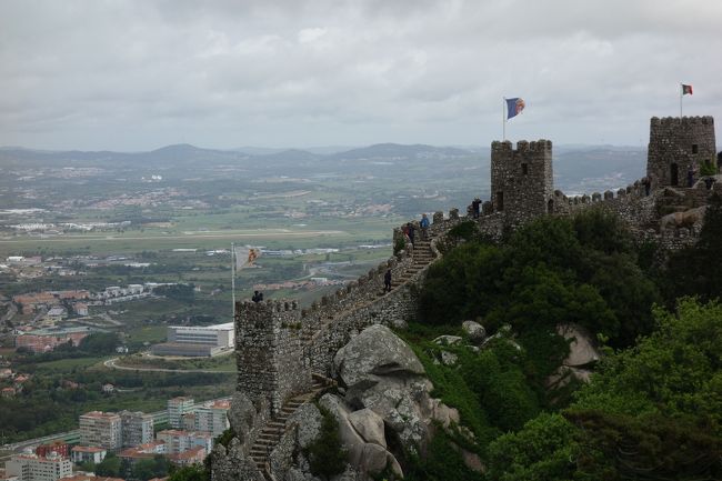 ここはチケット売り場も空いていて、中もあまり混んではいなかったです。<br />さて、城壁を登っていきます。<br />７～８世紀にムーア人によって築かれた城壁です。