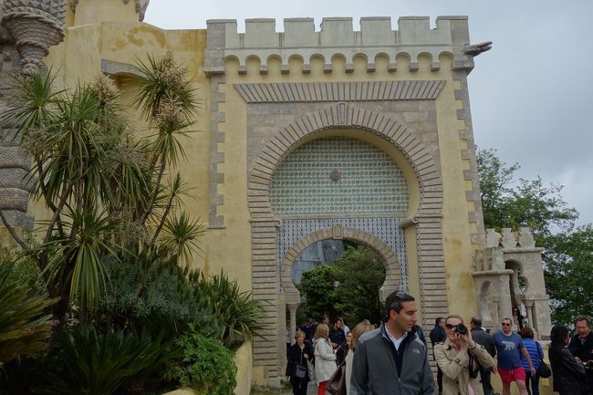 ペーナ宮。これはアラブ風の門。<br />ここのチケットブースには行列ができていました。<br />チケットは持っているので入場。入口から宮殿までの坂道を1人2.5ユーロで往復するバスがあるのですが、これにも行列で一台では乗り切れません。<br />仕方なく今度は歩いて登りました。まあ、きっついのなんのって。<br />