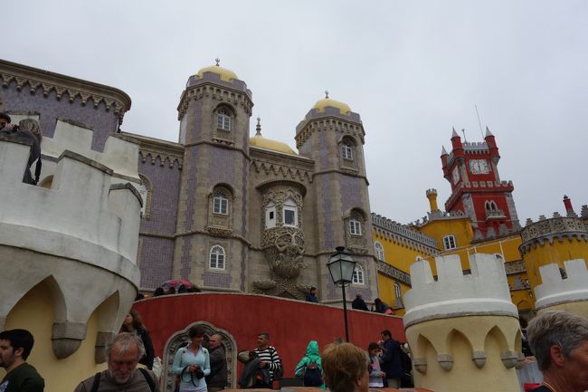 にも拘わらず観光客多し。<br />宮殿内に入るための行列がまた出来ています。