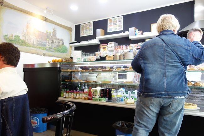 この雨ではロカ岬は無理だね、と話しながらほどなくやってきたレッドラインに乗りこみ駅へ。<br />バスには雨宿りをしていた人々がどっと乗りこみます。<br />お腹空いた、のど渇いたと駅周囲のレストランを探しますが、人気店はどこも満席で日曜日でお休みの店も多く、駅前のバルに入りました。