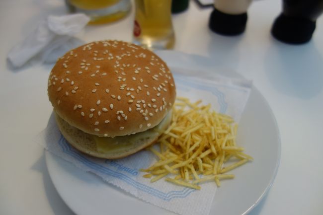 私はチーズバーガー。<br />まあ食べられる。