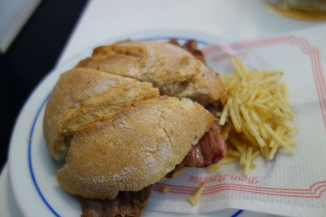 夫はステーキサンド。<br />ビーフかポークか聞かれてビーフ。<br />肉固い、そうです。<br />全部で11.3ユーロ。<br />このお店はトイレが綺麗でした。トイレ利用だけだと0.5ユーロと書かれていました。