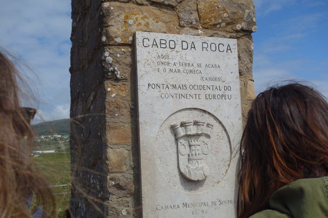 有名なカモンイスの「ここの地終わり、海始まる」の碑。