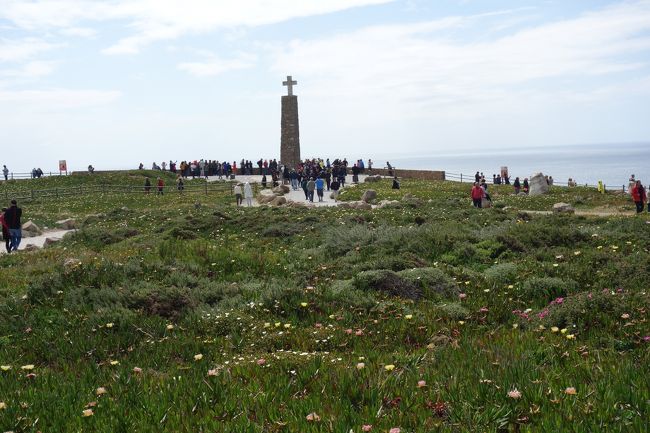 レガレイラを過ぎてさらに1時間以上かけてはるばるロカ岬にやってきました。<br />途中、海岸線のバス停でロカ岬と勘違いした観光客さん数名が下車しそうになりました。<br />ほんと遠いんだよ。