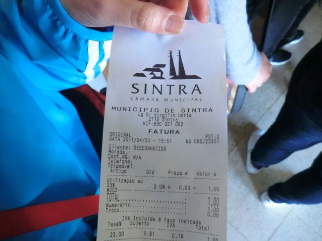 お土産屋さんでワインなどを買って（シントラの街で買うよりも安い）、バスに乗る前にトイレと思ったらまたまた行列。<br />チケットを窓口で購入しないといけないのですが女性トイレの行列が長く、カップルはみんな女性が並んで男性がチケットを購入しに行きます。<br />しかし、そのブースはトイレだけじゃなく最西端到着証明書の発行もしており、なかなか購入できません。<br />やむを得ず、一度順番が来たのですが後ろに並び直してようやくトイレに入れました。1人0.5ユーロ。