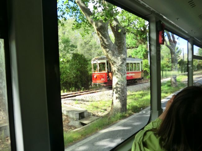 ロカ岬を出発して5分位したところでレッドラインのバスとすれ違いました。<br />しかもレッドラインが2台続けて来ました。<br />60分おきの出発のはずなのに、あの渋滞のせいかねー？<br />シントラとマサス海岸を繋ぐトラム。