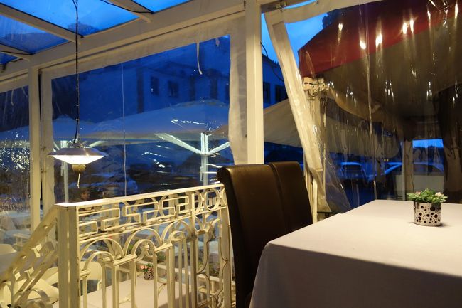 薄暗くなってきたので王宮前のCafe Parisに入りました。<br />しかし、店員さん何度呼んでも待ってというばかりでなかなか注文を取りに来ません。<br />着席して20分くらいかな、ようやく注文完了。