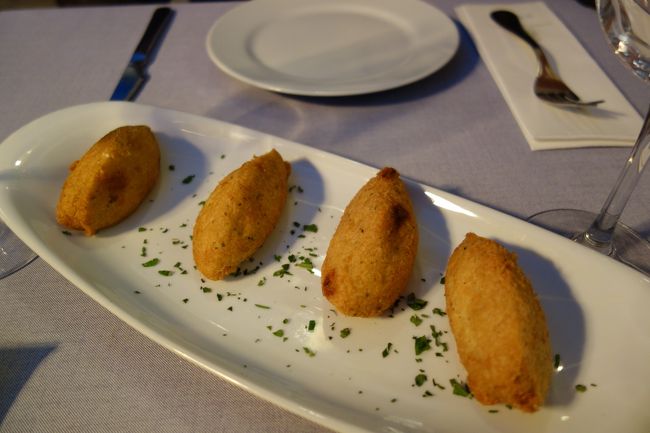 パスティスデバカリャウ。<br />4個で1セット8.8ユーロ。<br />ちょっと塩辛い。