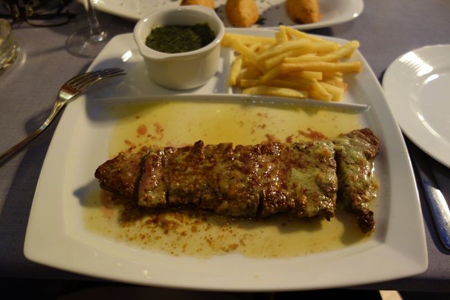 夫はステーキ22ユーロ。<br />昼とちがって美味い美味いと完食。