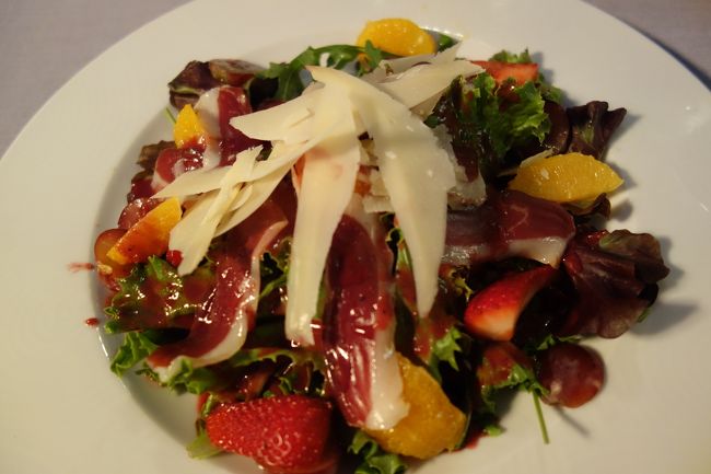 私は鴨のサラダ、ベリーソース13.5ユーロ。<br />お味はとっても美味しかったです。<br />しかし、ちょっと高かったかな。<br />ワインがグラスで白7ユーロ、赤8.5ユーロ。計59.8ユーロ、観光地価格ですね。<br />あとは、ここのウェイターの黒髪のおっさん、たぶんアジア人嫌いだと思います。<br />フランス人4人組のにはすごく愛想良くすぐに注文取りに来ていたので。<br />グーグルの口コミも2.9と悪く、お買い物をしたA Pendoaは4.4なのでA Pendoaで食事をすれば良かったかなあ。<br /><br /><br />