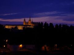 ちょうどいいくらいに暗くなって，橋の上からプラハ城の夜景が楽しめました．
これで10時頃．プラハの夏は昼が長いなあ．