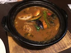 この時間に食べられるものはラーメンかスープカレーということで
スープカレーのお店はけっこう21:30ぐらいでラストオーダーのところが多いけどここはすすきので遅くまでやってます。
チキンベジタルブルカリー（だったかな）パンチ効いてます。