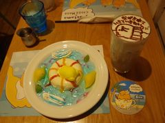 コラボデザートメニューから、「海にダイブ! ぐでパンナコッタ」。

食べ物にブルーを使うのは食欲減退と言われる中、敢えてブルーハワイ味の水色のゼリーで海を表現!　浮き輪に見える白いのがパンナコッタです。　ここから覗く、ぐでたまのプリケツのマシュマロがカワイイ!