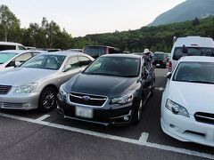 5:35 あかんだな駐車場到着

オープンして間も無いのに探さないと空きが見つけられませんでした。沢渡と違って車中泊は禁止なので上高地泊の人が前日から停めているのかな？と思ってましたが、わたしがオープン時間を一時間勘違いしてました。

とにかく停められてよかった！

朝早い大正池がきれいなようなので、駐車場で休むのはやめてすぐに出発することにしました。