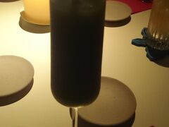 2軒目はバーに。島ミントを使ったカクテル。