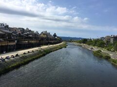 食事を終えたあとは
河原町向かうために 西方面へ

鴨川です。