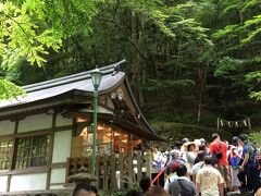 10:53 貴船神社
時間が余ったのでついでに寄りました。
が、祇園祭り期間中で、すごい混んでいて、本堂に近づくことも出来ず…

さらに道を登っていく