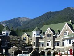 ここからFairmont Banff Springs方向に、山の中の遊歩道みたいなところを歩いて、ようやくエントランスにたどり着きました。

やっぱりお城みたいですね。

この写真にこれから向かうサルファー山とゴンドラの頂上駅が映っています。
動くゴンドラも目視できました。

Fairmont Banff Springsには、観光バスが何台も止まっていました。
ゴンドラ行きのバスは、少し離れた所に止まっていて、ホテルのスタッフさんに教えて頂きました。