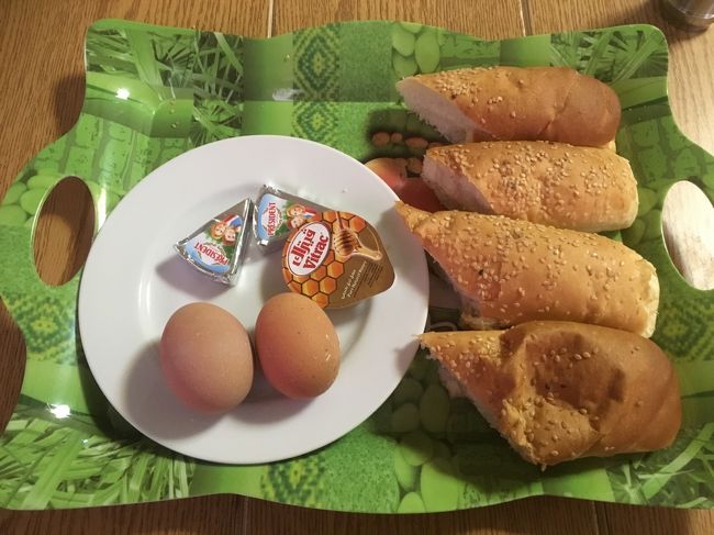 6:00おき。<br />ホテルの朝食は、パンと卵とまじ質素<br /><br />パン一つだけ食べた