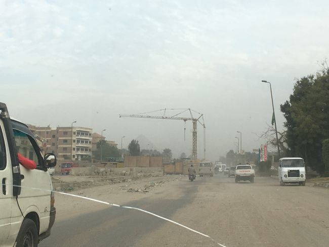 見えてきたよって、車から見えたピラミッドに感激。こんなことまずない。