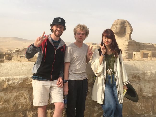 ゲートが空いて、スフィンクスがお出迎え。<br /><br />外国人とぱしゃり、