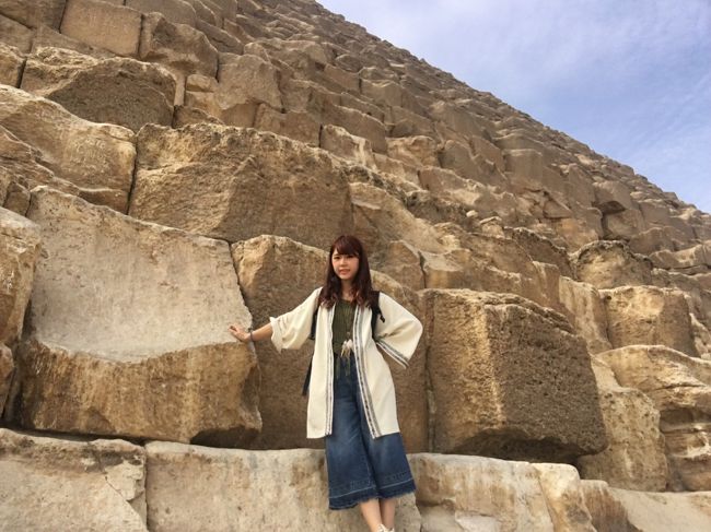 ピラミッドに近づくとピラミッド感がなくただの石。<br /><br />でもこれがほぼ均等の大きさで積み重ねられてるのを目の前で見れて良かった。<br /><br />中に入ろうとしたら、あれ、チケット買ってない。<br /><br />しかも周りを見渡すと大勢の観光客。<br /><br />やばい！<br />チケット急いで買わなきゃ！と<br /><br />また男に話しかけられる。黄色い服を着た男だ。<br /><br />『チケットはあっちだよ、freeで教えてあげるよ！』<br /><br />とか言われたけど、まだチケット持ってないからとりあえず買いに行くことに。