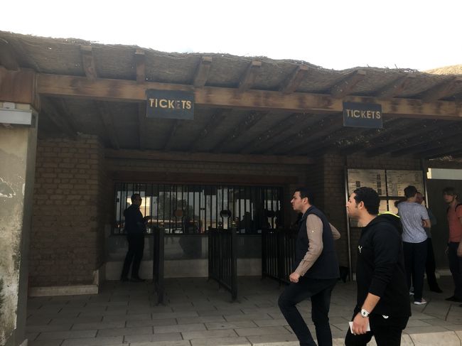 裏に回ってチケット売り場<br /><br />そして！<br />クフ王は100￡E.<br />メンカフラーは20￡E<br />（どちらも学生料金）<br />