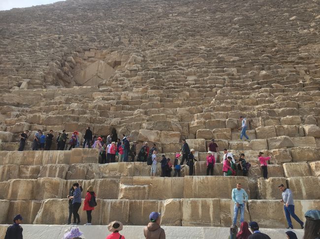 クフ王のピラミッドへ潜入！<br /><br />みんな並んどる！<br /><br />中は撮影禁止だったけど、大人はかがまなきゃ通れないすんごい狭い通路を降りる。下るから太ももがいたい。筋肉痛い。<br /><br />中はただの空洞。<br />なんかオーって感じは特にない。<br /><br />すると目の前に日本人らしき人が。<br /><br />『Japanese?』<br />ってきいたら<br />『Hawaiian』<br />って答えられた。<br /><br />見た目が日本人ぽい。<br /><br />そこから出口までそのハワイ人と小話を挟みつつ一緒に出た。<br /><br />じゃあまたねと、さよならをして<br />