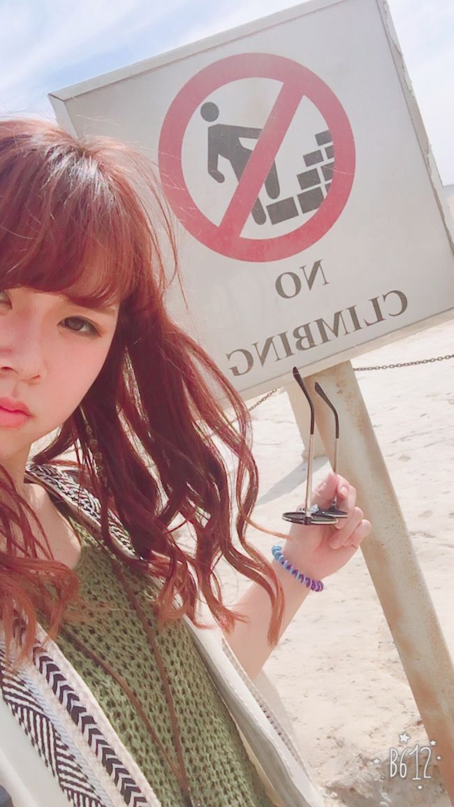 登らんといてってかいてある。中には入れない。<br />結構疲れてきた。<br /><br />メンカフラーのピラミッドまでやや遠い。砂浜っぽい砂だし尚更歩きにくい。