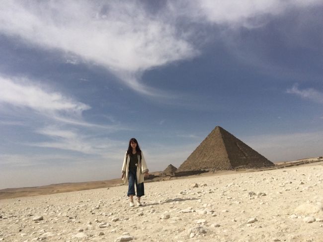 写真撮ったら誰もいなくてなんか不思議な写真。<br />ピラミッドとツーショや。