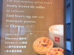 コーズウエイベイのエクセルシオールホテルにあるカフェ「EXPRESSO」でエッグタルトをいただきます。
マカオのローズストーズベーカリーのエッグタルトが香港で食べられるのは、ここだけだそうです。