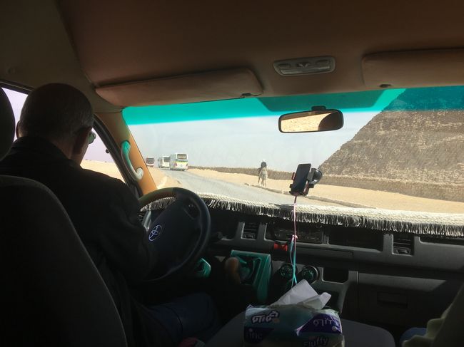 これが今いる位置の限界。<br /><br />こっからスフィンクスまで戻るのかぁ、酷すぎる。勧誘ウザすぎる。<br /><br />キレそうになってたところ、<br />一台の車が止まった。<br /><br />『hey』<br /><br />と出てきたのは、<br /><br />さっきのハワイ人！！！！<br /><br />『スフィンクスまで？乗ってきなよ！お金はいらないよ！』<br /><br />と、どこまでこいつはイケメンなんだ！！！！！<br /><br />助けて欲しい時に毎度登場する！