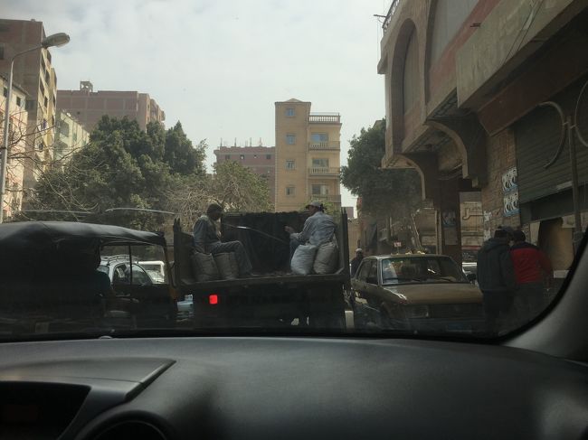 ゲートに戻ってきた。<br />車をまつ。