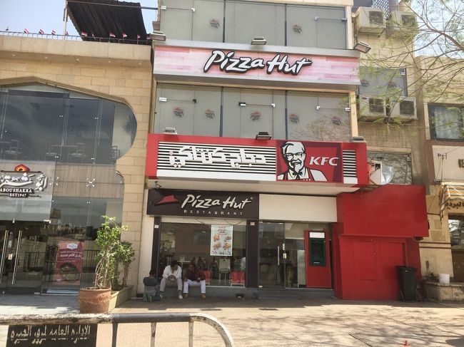 そこからもう1度ピラミッド前へ。<br />スフィンクスが向いていると言われているKFCで食べることにした。