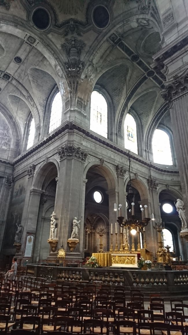 サンジェルマンデプレ教会とは、また雰囲気が違います。