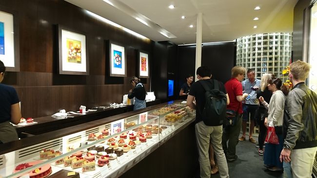店内は、ケーキ、マカロン、チョコレートがいろどりよく並べられています。