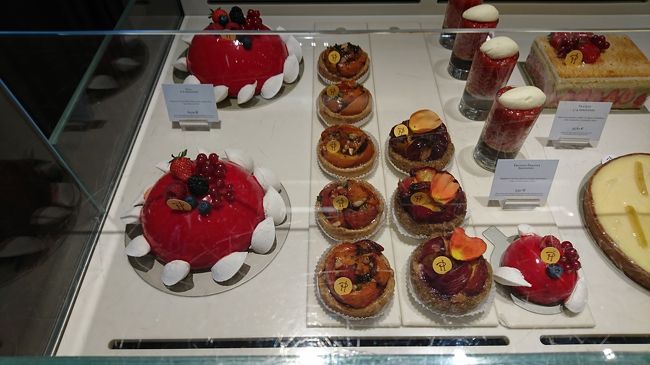 ケーキもアートになってます。