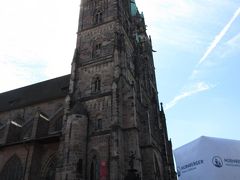 　出ました。聖ローレンツ教会。１３～１５世紀にかけて建てられたゴシック様式の教会です。尖塔以外は第二次世界大戦ですべて壊されたそうですが、見事に復元しています。