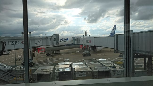 いろいろ買い物もし、そろそろホテルにもどり帰国の準備をしました。16時にホテルを出発しシャルル・ド・ゴール空港に向かいました。