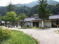 平湯大滝公園

食後に坂道を歩いて登ってあかんだな駐車場まで車を取りに行ってから、滝を見にいきました。暑くてかなり疲れていたので滝までの距離が気になります。

食堂があったのでここに来てもよかったかな。