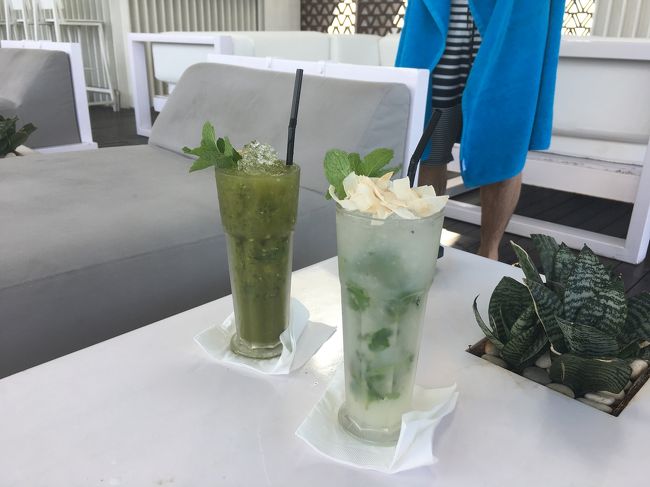 奥からグリーンティーとジンジャーのモヒート（夫チョイス）、ココナッツのモヒート（私チョイス）。グリーンティーモヒートは大人の味！スッキリしています。ジンジャーの辛さが結構主張しています。<br />ココナッツモヒートはしつこくない甘さでおいしかったです。ココナッツがたくさん使われていて甘いので、ミントのえぐみもきにならず最後までおいしく飲めました。<br />こちらのカクテルの料金は部屋付にせずその場でお支払したのですが、暇なせいかディスカウントしてくれました。ありがとうございます！<br /><br />夜にもプールサイドで飲めたら最高なんですが、このバーとプールは結構はやい時間にしまってしまいます。