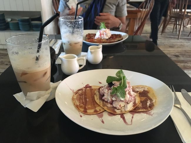 ホテルに３泊以上とまると、ワッフルorパンケーキが１食サービスでいただけます。今日のお昼はこれを利用することにしました。私はマスカルポーネとブルーベリーのパンケーキ、夫はストロベリーのワッフルをチョイス。<br />美味しかったのですが、ここで私には再び体調不良の波が来ていました。とにかく寒い。<br />部屋に戻って一旦休憩します。<br />これからウルワツ寺院でケチャックダンスをみるツアー…大丈夫なのか～自分？<br /><br />鎮痛剤（E◯E）をにぎりしめて出発です！お腹が痛くなったときの対策はしてきたんですが、風邪をひいたときの対策は取ってませんでした…盲点…