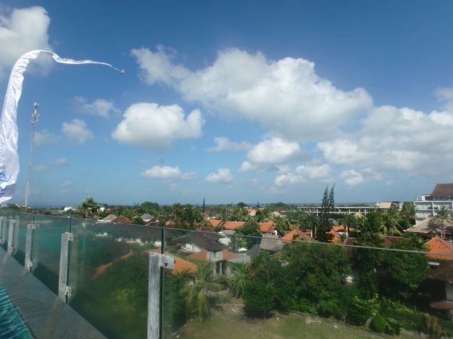 屋上からのながめ②。さえぎる建物がないということは海風がモロにあたるということですね。<br />街歩きのときには感じなかった強風でした。