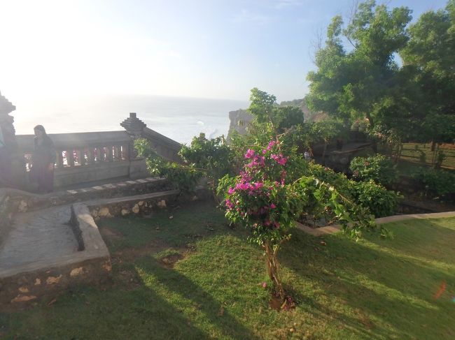 この寺院も石段や坂がありますが、ウブドのライステラスよりは全然歩きやすいです。ヒールなしのサンダルでも大丈夫でした。<br />絶好のサンセット日和です。<br />サルに気を付けて、といわれていましたが１匹しかみかけませんでした。みんなお昼寝中ですかねぇ。