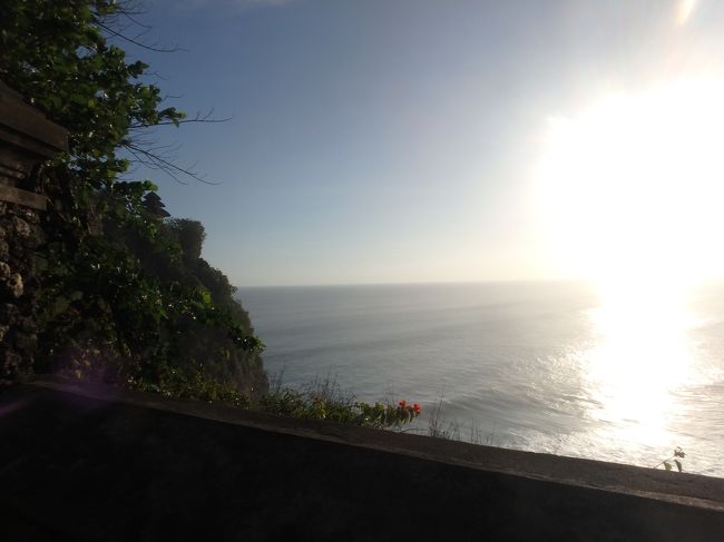 まだまだ明るいです。<br />雲一つない空。海に西日がのびています。<br />