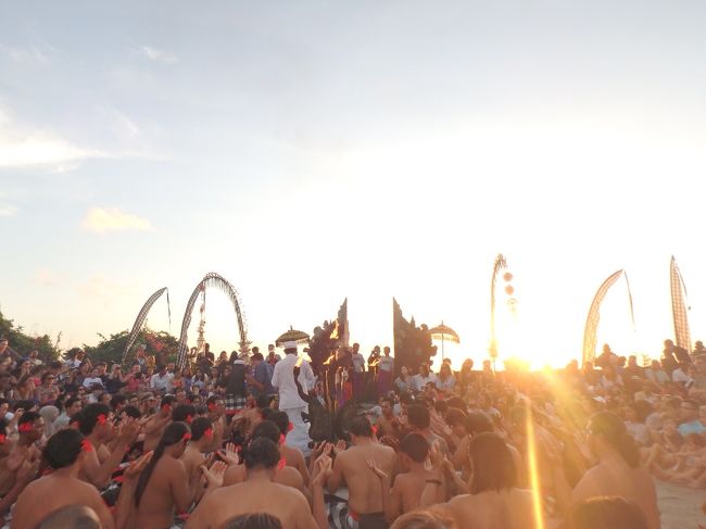 座ってもなお男たちは声を出し続けています。<br />私の前には新人とおぼしき若い男の子が参加していましたが、ポジションを忘れてしまったようで先輩らしき人に教えてもらってました。がんばれ！笑笑