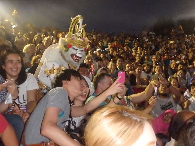 白猿、客席に飛び込んでのサービスタイム。<br />大人気でしたー。<br />お芝居もひと段落してたので、ここで抜けました。ガイドさんの指示には忠実にしたがうタイプです。<br />