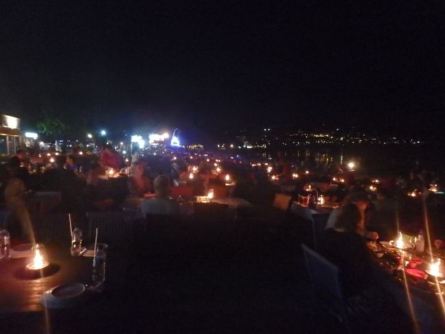 砂浜には右も左も似たようなお店のテラスが続いています。