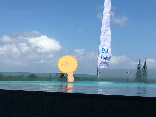 頑張って入ってみた夫。「IZE」の旗がむなしくはためいています。このあとガチガチいいながらプールからあがってきました。